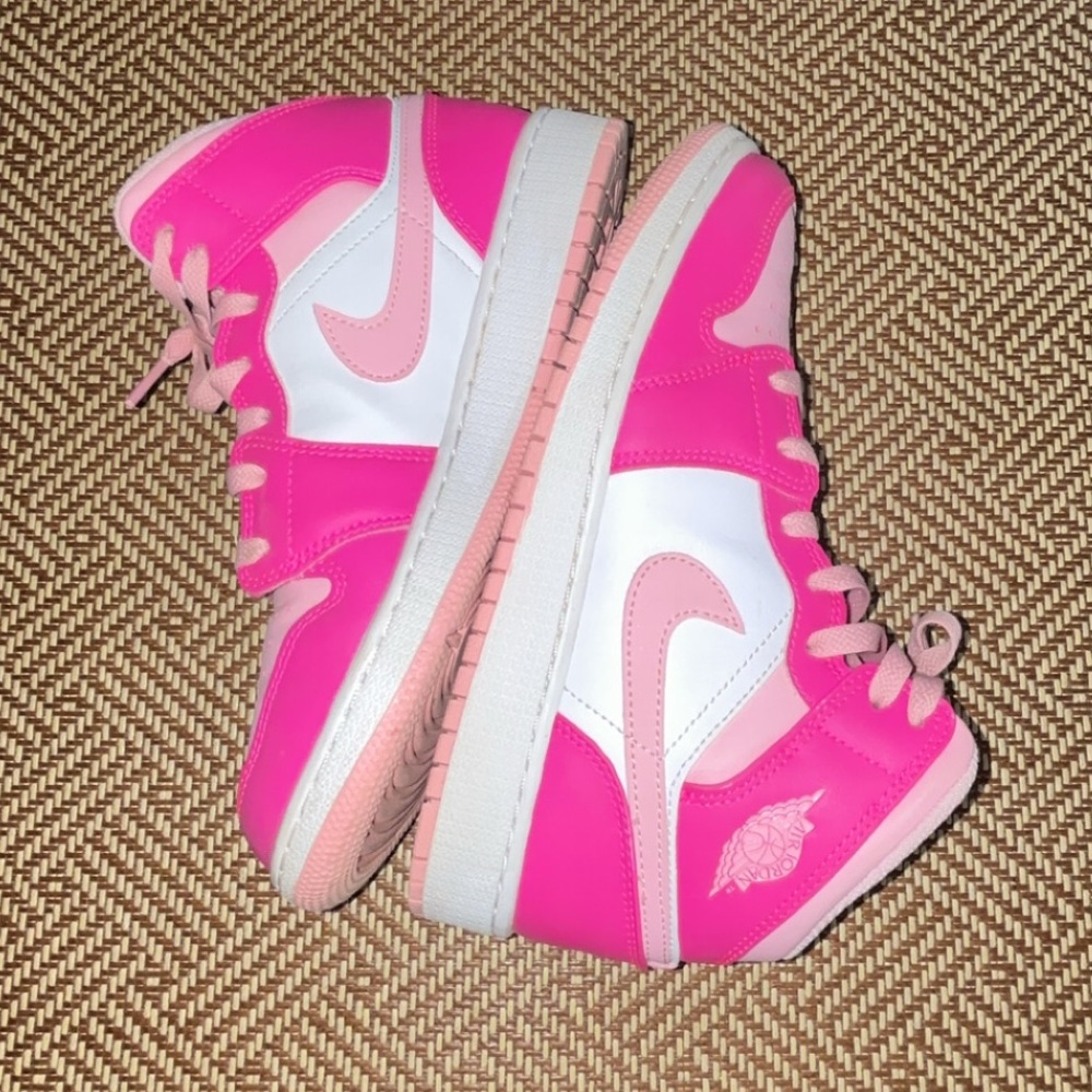 Nike Air Jordan White and Pink - Picture 4 of 9